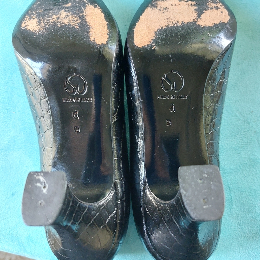 St. John 3" Leather Black Pump w/Smooth & Faux Alligator Pattern, Size 6B, Italy - Picture 10 of 11